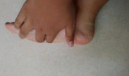 挠男生脚心视频,视频爆笑全场！